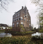 842196 Gezicht op de rechter- en achterzijde van het kasteel Oudaen bij Breukelen uit het noordoosten, met links de ...